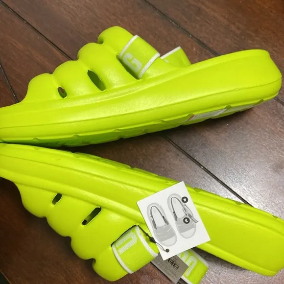 UGG K Sport Yeah sandals youth size 5 and 1
