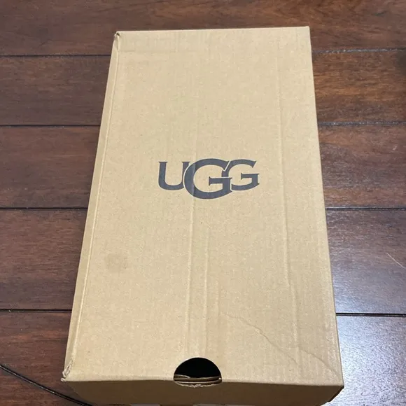 UGG K Sport Yeah sandals youth size 5 and 1