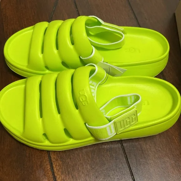 UGG K Sport Yeah sandals youth size 5 and 1