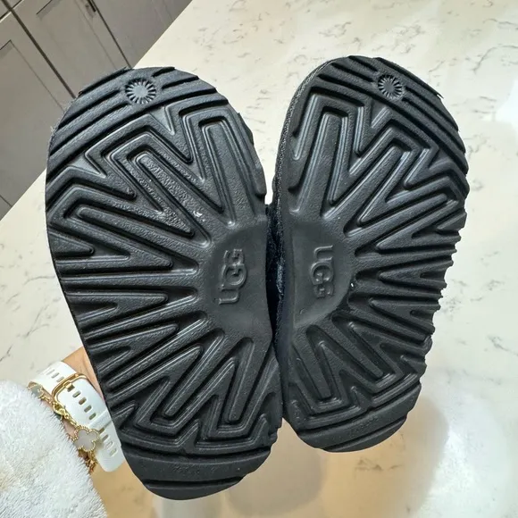 ⭐️UGG toddler black lace up neumel suede cosy boots 7c
