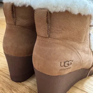 UGG Women’s Jeovana Ankle Wedge Boots Suede Waterproof Lace Size 8 Chestnut