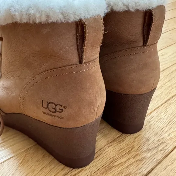 UGG Women’s Jeovana Ankle Wedge Boots Suede Waterproof Lace Size 8 Chestnut