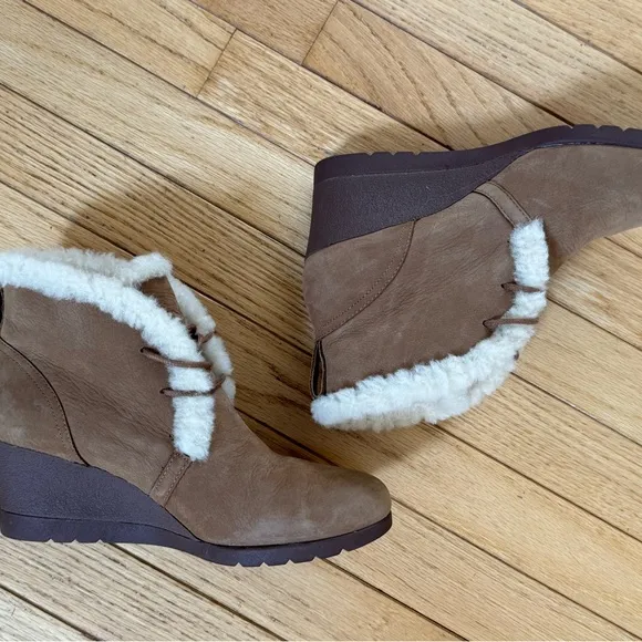 UGG Women’s Jeovana Ankle Wedge Boots Suede Waterproof Lace Size 8 Chestnut