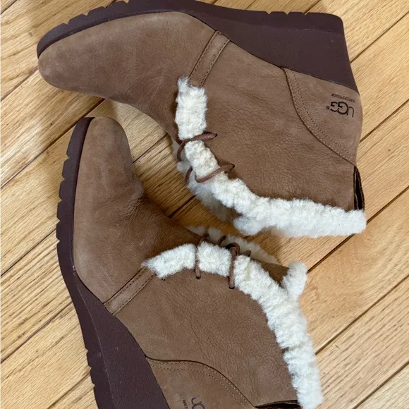 UGG Women’s Jeovana Ankle Wedge Boots Suede Waterproof Lace Size 8 Chestnut