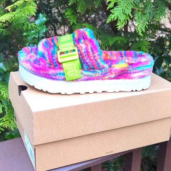 UGG Women's Multicolor Fluffy Sandals