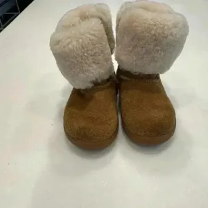 Uggs toddler boots suede with faux fur size 6 excellent condition