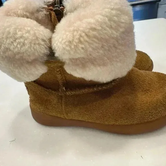 Uggs toddler boots suede with faux fur size 6 excellent condition