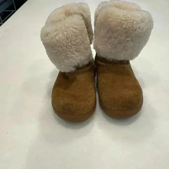 Uggs toddler boots suede with faux fur size 6 excellent condition
