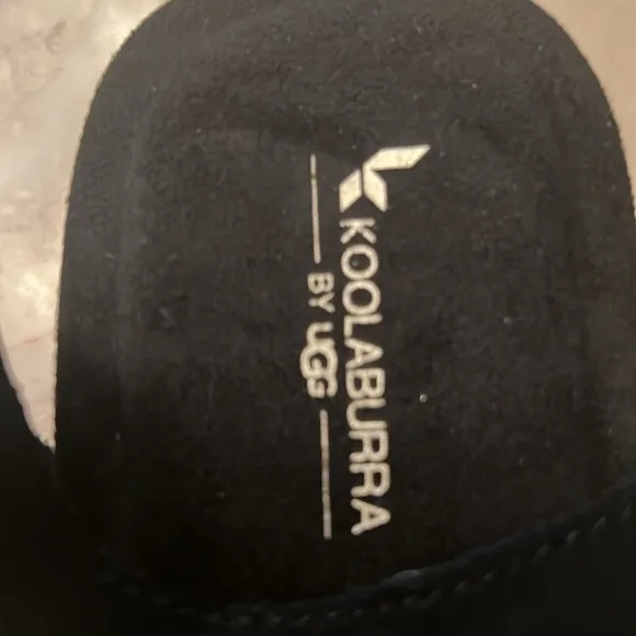 UGH KOOLABURRA WOMANS BLACK SUEDE STRAP SANDALS WITH BUCKLE FOR BEST FIT SIZE 6