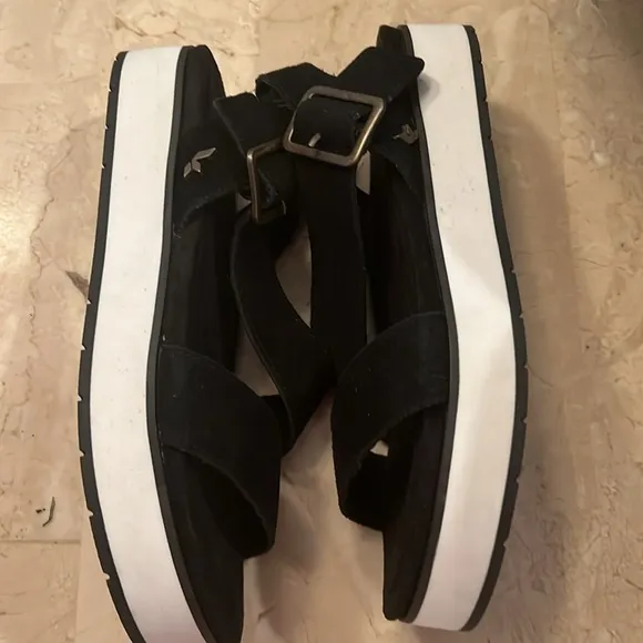 UGH KOOLABURRA WOMANS BLACK SUEDE STRAP SANDALS WITH BUCKLE FOR BEST FIT SIZE 6
