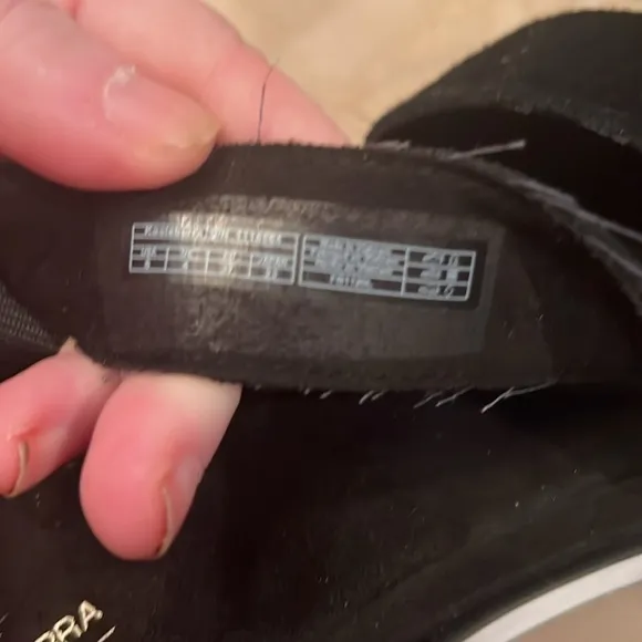 UGH KOOLABURRA WOMANS BLACK SUEDE STRAP SANDALS WITH BUCKLE FOR BEST FIT SIZE 6