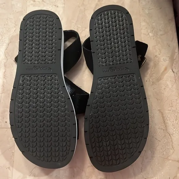 UGH KOOLABURRA WOMANS BLACK SUEDE STRAP SANDALS WITH BUCKLE FOR BEST FIT SIZE 6