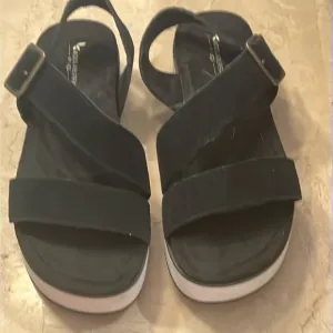 UGH KOOLABURRA WOMANS BLACK SUEDE STRAP SANDALS WITH BUCKLE FOR BEST FIT SIZE 6