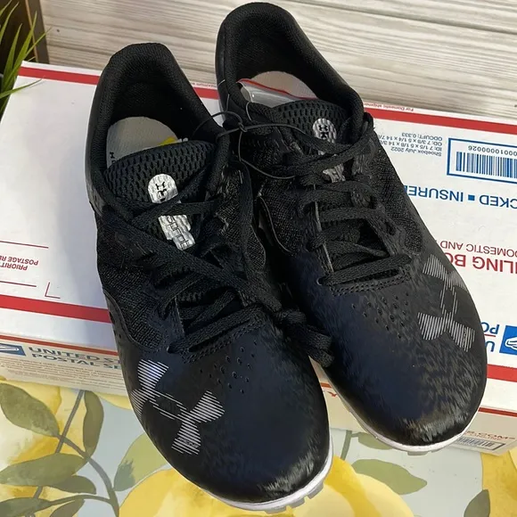 UNDER ARMOUR Kick Sprint 4 Track and Field Spikes, Track Running Shoes