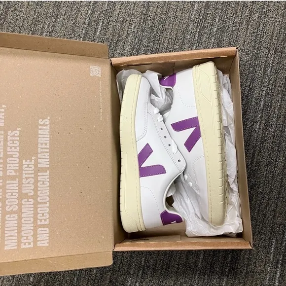 VEJA V-12 Leather Extra White and PurpleCosmos sneaker