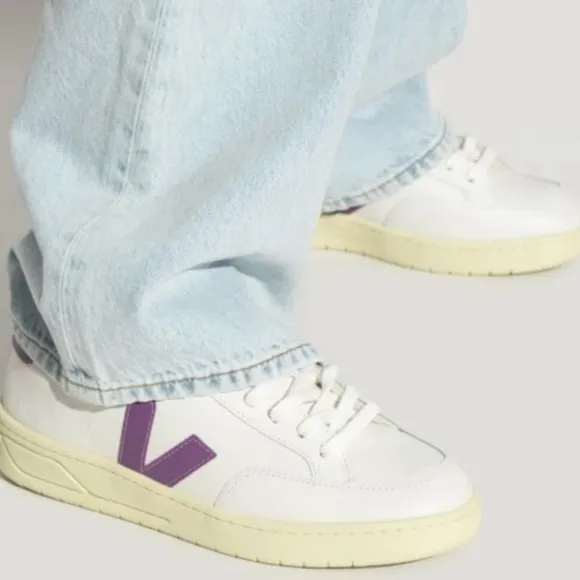 VEJA V-12 Leather Extra White and PurpleCosmos sneaker