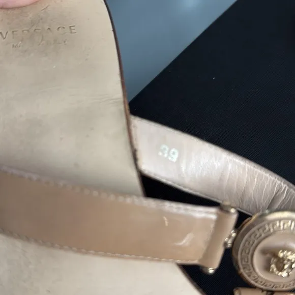 ✨✨Versace Medusa Nude Thong Sandals ✨✨