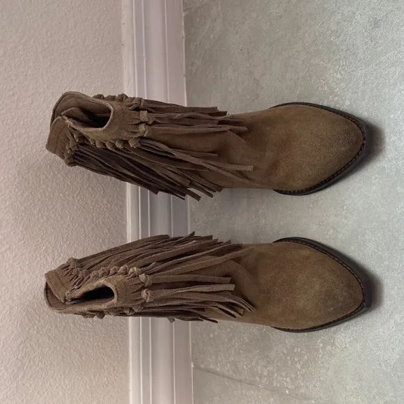 VERY VOLATILE LOS ANGELES SUEDE BOOTS SIZE 8.5 M