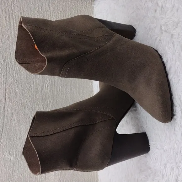 Vince Camuto Brown Suede Leather Pointed Toe High Block Heel Slip On Ankle Boot