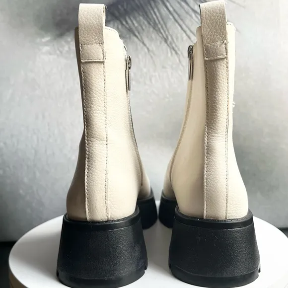 🌸VINCE CAMUTO 🌸 Neframes Creamy White Ankle Boots Size: 6