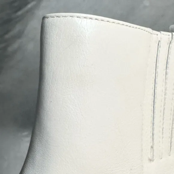 🌸VINCE CAMUTO 🌸 Neframes Creamy White Ankle Boots Size: 6