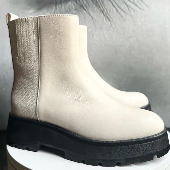 🌸VINCE CAMUTO 🌸 Neframes Creamy White Ankle Boots Size: 6