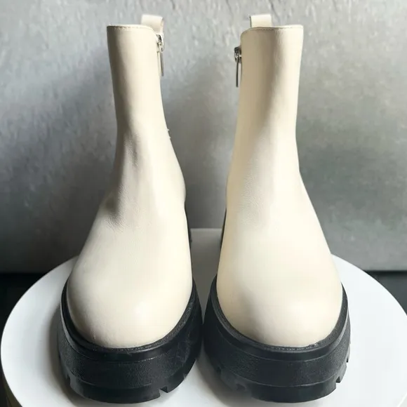 🌸VINCE CAMUTO 🌸 Neframes Creamy White Ankle Boots Size: 6