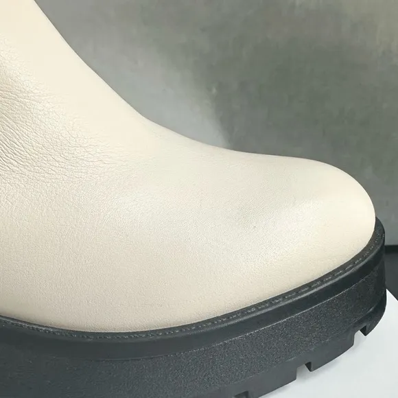 🌸VINCE CAMUTO 🌸 Neframes Creamy White Ankle Boots Size: 6