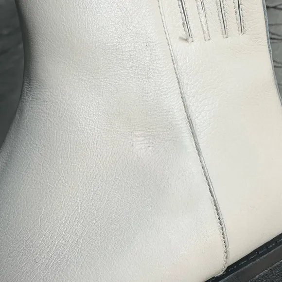 🌸VINCE CAMUTO 🌸 Neframes Creamy White Ankle Boots Size: 6