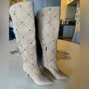 Vince Camuto size 5.5 stunning beige tan suede boots with studs throughout