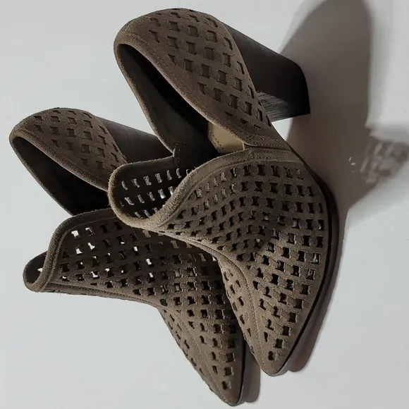 VINCE CAMUTO TAN SUEDE ANKLE BOOTS BOHEMIAN SOUTHWESTERN POINTY TOE BOOTIES 8M