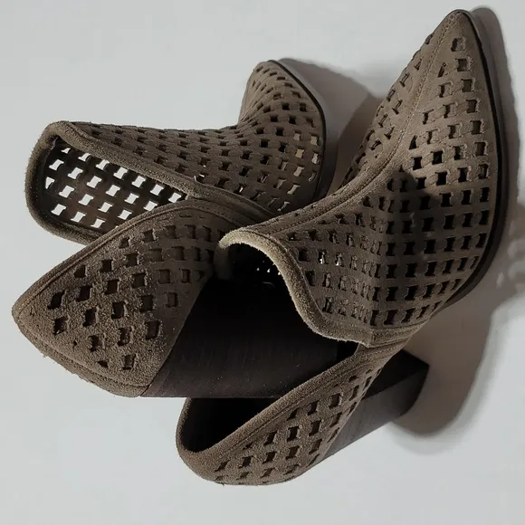 VINCE CAMUTO TAN SUEDE ANKLE BOOTS BOHEMIAN SOUTHWESTERN POINTY TOE BOOTIES 8M