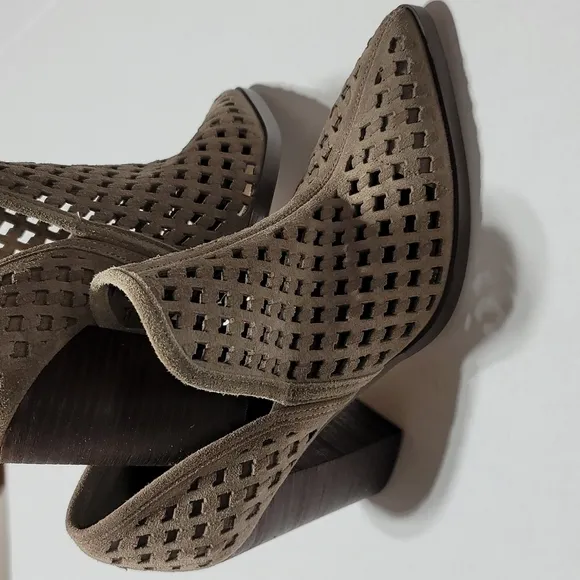 VINCE CAMUTO TAN SUEDE ANKLE BOOTS BOHEMIAN SOUTHWESTERN POINTY TOE BOOTIES 8M