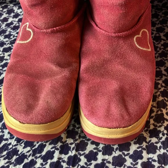 Vintage Y2K Skechers Girl’s pink suede hearts snow boots size 4 white faux fur
