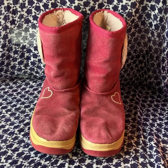 Vintage Y2K Skechers Girl’s pink suede hearts snow boots size 4 white faux fur