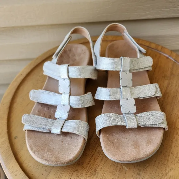 Vionic Amber sandals size 9