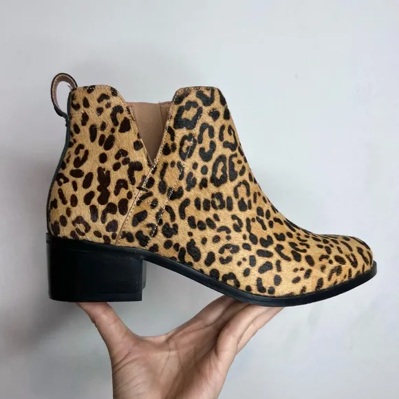 VIONIC ‘Clara’ Leopard Ankle Boots. Size 6