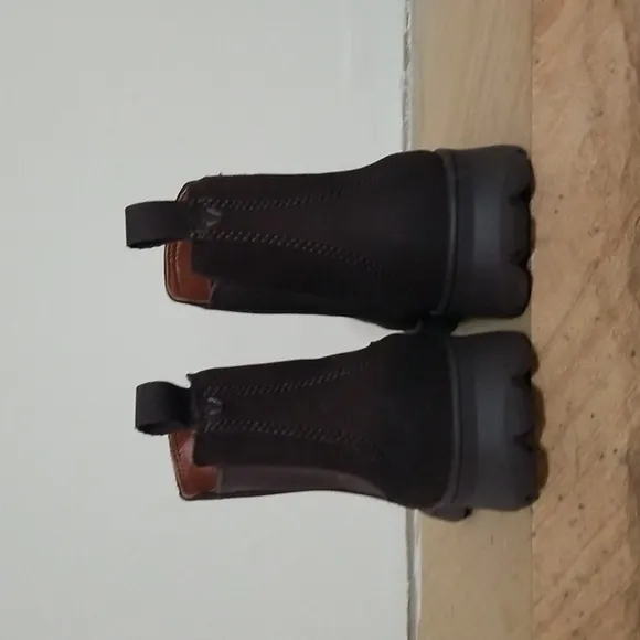 Vionic Evergreen waterproof boots Sz 7 NWT