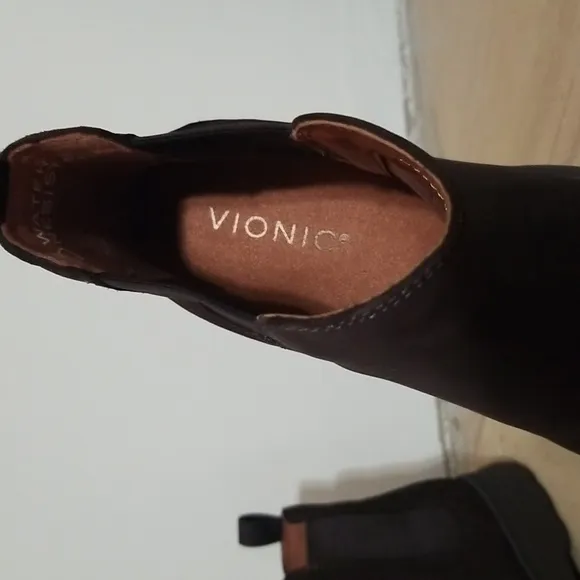 Vionic Evergreen waterproof boots Sz 7 NWT