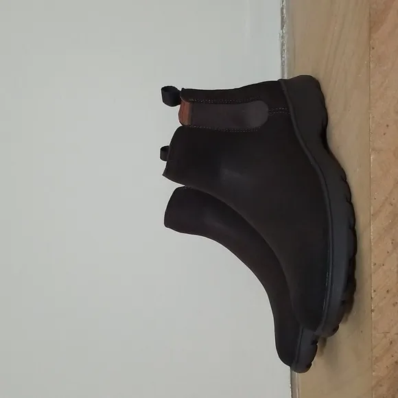 Vionic Evergreen waterproof boots Sz 7 NWT