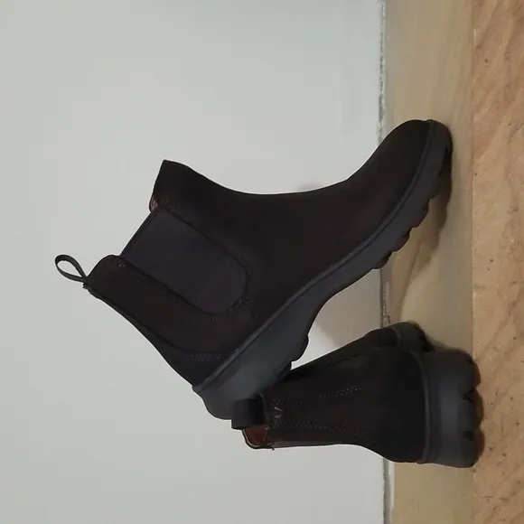 Vionic Evergreen waterproof boots Sz 7 NWT