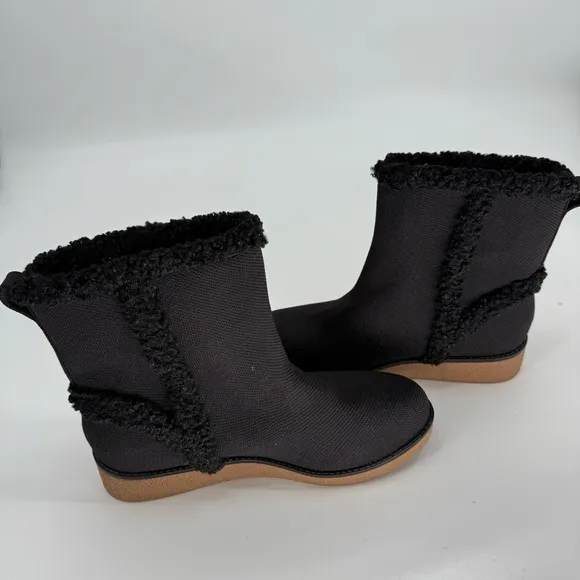 Vivaia Courtney Boots Size 40 (9.5) Round-Toe Water-Repellent Faux Fur Black
