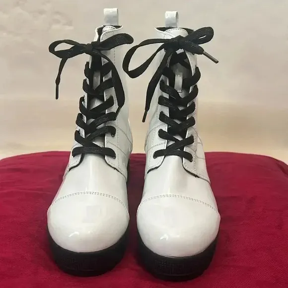 Wild Diva White 7 Eye Lace Up Patent Leather  Chunky Heel Boots Size 7