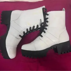 Wild Diva White 7 Eye Lace Up Patent Leather  Chunky Heel Boots Size 7