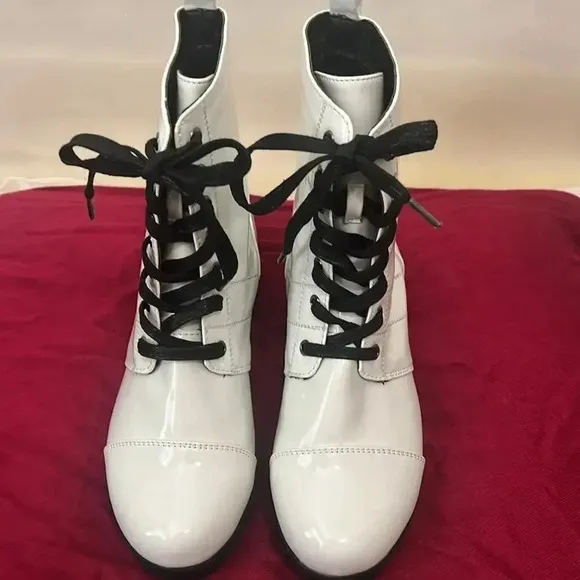 Wild Diva White 7 Eye Lace Up Patent Leather  Chunky Heel Boots Size 7
