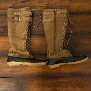 Women’s knee high Sperry boots‎   Fur covered inside Perfect for winter size 6