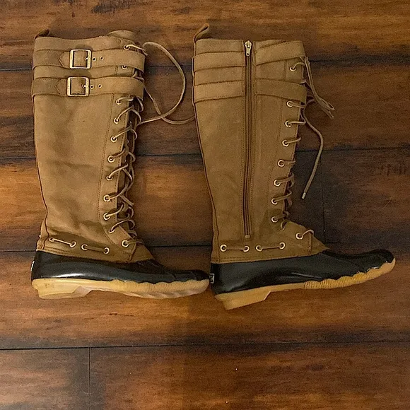 Women’s knee high Sperry boots‎   Fur covered inside Perfect for winter size 6