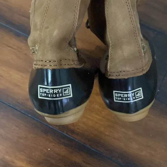 Women’s knee high Sperry boots‎   Fur covered inside Perfect for winter size 6