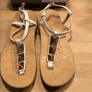 Women’s voinic sandals .new in box